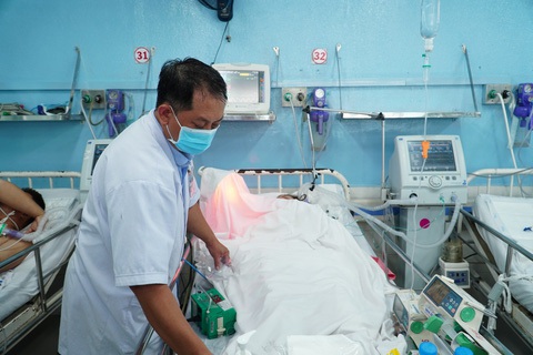 Bệnh nhân điều trị tại Bệnh viện Chợ Rẫy TP.HCM với chẩn đoán xuất huyết não mức độ nặng sau thẩm mỹ, gia đình đã xin về nhà vì tình trạng quá nặng - Ảnh: N.H.