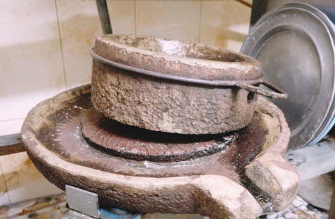 Chiếc cối đá gắn với gia đình bà Xuân gần một thế kỷ - Ảnh: ĐẬU DUNG Chiếc cối đá gắn với gia đình bà Xuân gần một thế kỷ - Ảnh: ĐẬU DUNG