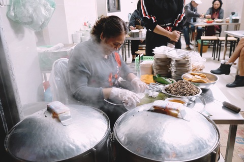 Các con bà Xuân thay nhau trông nom và phát triển quán - Ảnh: ĐẬU DUNG Các con bà Xuân thay nhau trông nom và phát triển quán - Ảnh: ĐẬU DUNG