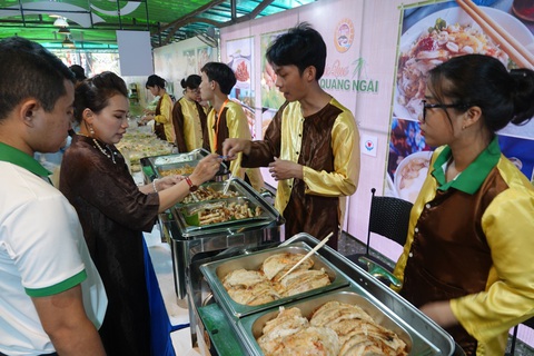 Khách tham quan được đãi tiệc buffet miễn phí món dân dã Quảng Ngãi - Ảnh: VÕ MẠNH HẢO Khách tham quan được đãi tiệc buffet miễn phí món dân dã Quảng Ngãi - Ảnh: VÕ MẠNH HẢO