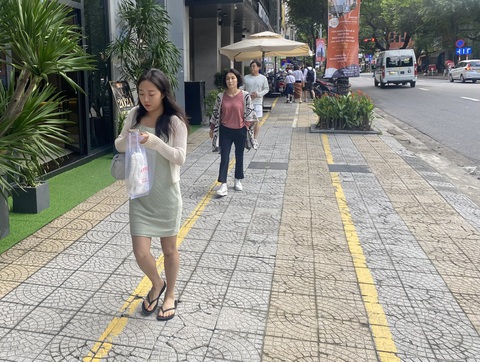 Đà Nẵng kẻ lại vạch cho người đi bộ trên vỉa hè như thế nào?- Ảnh 1. Một vỉa hè ở quận Hải Châu, Đà Nẵng thí điểm thực hiện việc kẻ vạch cho người đi bộ - Ảnh: TRƯỜNG TRUNG