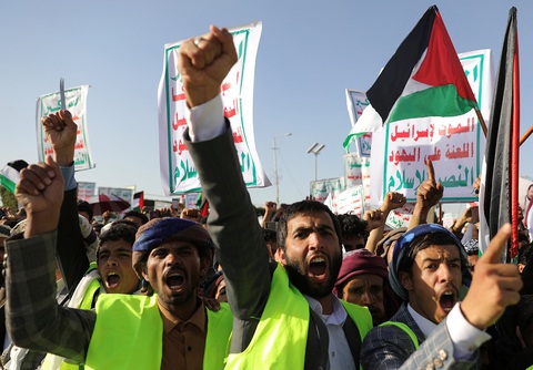 Những người ủng hộ Houthi xuống đường ở Yemen sau cuộc tấn công của Mỹ, Anh - Ảnh: REUTERS Những người ủng hộ Houthi xuống đường ở Yemen sau cuộc tấn công của Mỹ, Anh - Ảnh: REUTERS