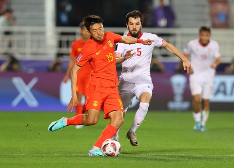 Trung Quốc mất bàn vì VAR ở trận ra quân Asian Cup 2023- Ảnh 1. Tuyển Trung Quốc (áo đỏ) thi đấu mờ nhạt trước Tajikistan - Ảnh: REUTERS