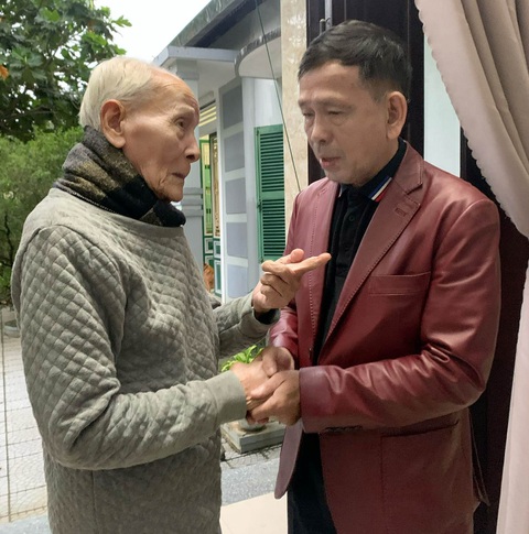Đạo Thầy Trò - Kỳ 1: Người trò 73 tuổi quỳ gối vấn an thầy- Ảnh 8. Thầy Lê Oanh 98 tuổi, nhà giáo cao niên nhất của trường Hàm Nghi hiện nay, đang căn dặn học trò cũng đã cao tuổi - Ảnh: Ái hữu Hàm Nghi Huế