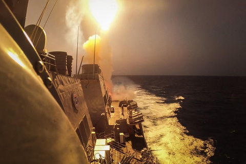 Tàu khu trục USS Carney của Mỹ tấn công lực lượng Houthi trên Biển Đỏ vào tháng 10-2023 - Ảnh: AFP Tàu khu trục USS Carney của Mỹ tấn công lực lượng Houthi trên Biển Đỏ vào tháng 10-2023 - Ảnh: AFP