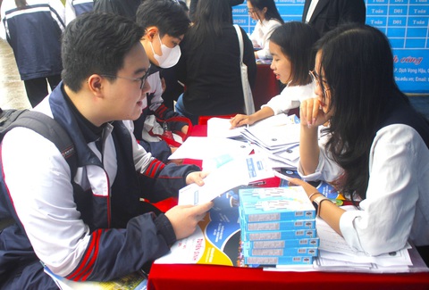 Học sinh tìm hiểu thông tin tuyển sinh tại gian tư vấn của các trường - Ảnh: LÊ MINH Học sinh tìm hiểu thông tin tuyển sinh tại gian tư vấn của các trường - Ảnh: LÊ MINH