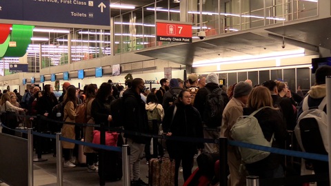 Hơn 7.600 chuyến bay đã bị tạm hoãn trên khắp nước Mỹ. Tại sân bay O'hare ở Chicago, nhiều máy bay đã phải hạ cánh khẩn do gió và tuyết rơi dày đặc - Ảnh: CNN Hơn 7.600 chuyến bay đã bị tạm hoãn trên khắp nước Mỹ. Tại sân bay O'Hare ở Chicago, nhiều máy bay đã phải hạ cánh khẩn do gió và tuyết rơi dày đặc - Ảnh: CNN