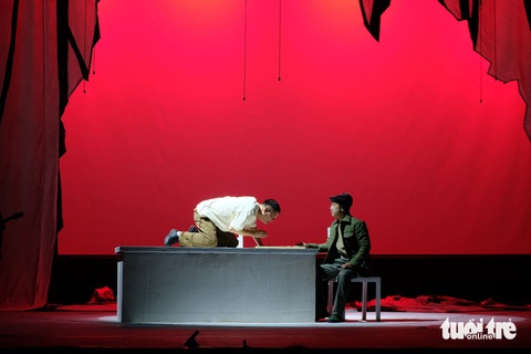 Vở diễn Hồn Trương Ba, da hàng thịt do đạo diễn người Nhật Tsuyoshi Sugiyama dàn dựng, sẽ công diễn vào các đêm 12 tới 14 -1 tại Nhà hát kịch Hà Nội - Ảnh: ĐẬU DUNG Vở diễn Hồn Trương Ba, da hàng thịt do đạo diễn người Nhật Tsuyoshi Sugiyama dàn dựng, sẽ công diễn vào các đêm 12 tới 14 -1 tại Nhà hát kịch Hà Nội - Ảnh: ĐẬU DUNG