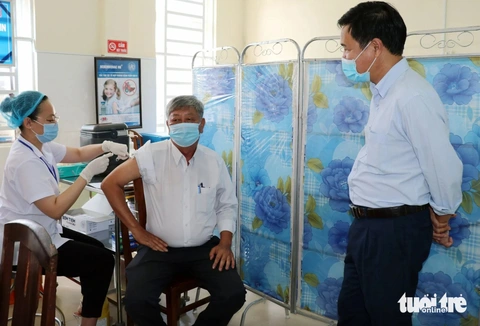 Ông Nguyễn Thành Danh (giữa) - cựu giám đốc CDC Bình Dương - xung phong tiêm thử nghiệm vắc xin - Ảnh tư liệu Ông Nguyễn Thành Danh (giữa) - cựu giám đốc CDC Bình Dương - xung phong tiêm thử nghiệm vắc xin - Ảnh tư liệu