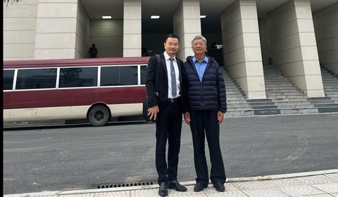 Cựu giám đốc CDC Bình Dương Nguyễn Thành Danh: ‘Tôi bất ngờ và vui mừng'- Ảnh 1. Ông Nguyễn Thành Danh (bên phải) và luật sư Nguyễn Thành Công (Đoàn luật sư TP.HCM) - Ảnh luật sư cung cấp