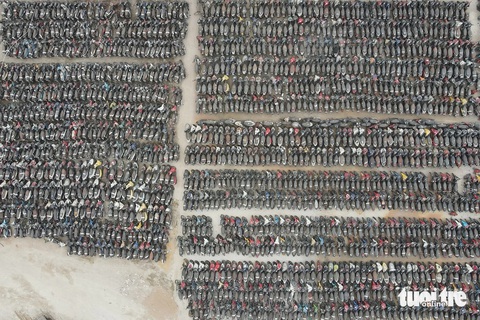 TP.HCM thiếu 10.000m² kho bãi, hàng ngàn xe tang vật dãi nắng dầm mưa- Ảnh 1. Hàng ngàn xe máy dựng khít nhau ngoài trời tại bãi tạm giữ của Công an quận Bình Tân trên đường Hồ Văn Long - Ảnh: PHƯƠNG NHI