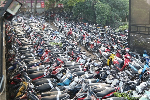 TP.HCM thiếu 10.000m² kho bãi, hàng ngàn xe tang vật dãi nắng dầm mưa- Ảnh 3. Nhiều xe để ngoài mưa, nắng, không có mái che ở bãi tạm giữ xe tang vật của Công an TP Thủ Đức trên đường Thống Nhất, phường Bình Thọ (TP.HCM). Bãi xe này từng xảy ra hỏa hoạn vào năm 2021 - Ảnh: MINH HÒA