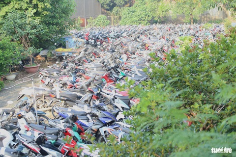 TP.HCM thiếu 10.000m² kho bãi, hàng ngàn xe tang vật dãi nắng dầm mưa- Ảnh 4. Hàng ngàn xe tang vật ở bãi xe tạm giữ của Công an TP Thủ Đức được dựng kín mít, san sát nhau - Ảnh: MINH HÒA
