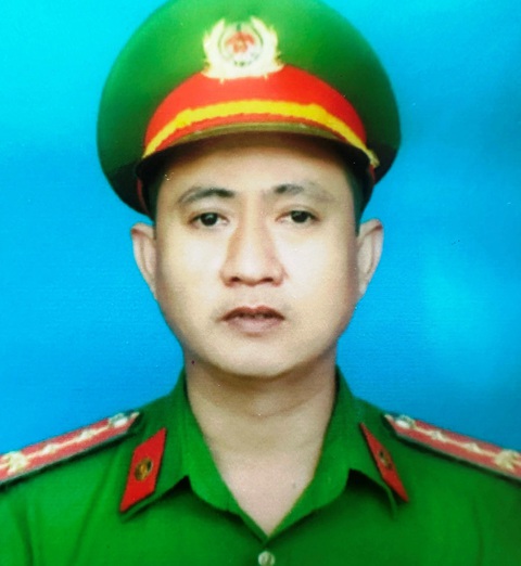 Phó trưởng công an phường ở Huế hy sinh: Xóm nhỏ tiếc thương người chiến sĩ công an tử tế- Ảnh 1. Di ảnh của đại úy Trần Duy Hùng - phó trưởng Công an phường Thủy Vân (TP Huế) - hy sinh trong lúc làm nhiệm vụ trấn áp tội phạm - Ảnh: CTV