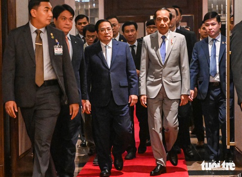 Tổng thống Indonesia kêu gọi doanh nghiệp Việt Nam đầu tư vào siêu dự án dời đô- Ảnh 1. Thủ tướng Phạm Minh Chính và Tổng thống Indonesia Joko Widodo cùng đến dự cuộc đối thoại với doanh nghiệp hai nước ngày 13-1 - Ảnh: HỒNG QUANG
