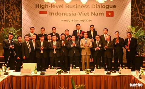 Tổng thống Indonesia kêu gọi doanh nghiệp Việt Nam đầu tư vào siêu dự án dời đô- Ảnh 8. Thủ tướng Phạm Minh Chính và Tổng thống Indonesia Joko Widodo cùng các đại biểu chụp ảnh sau đối thoại - Ảnh: HỒNG QUANG
