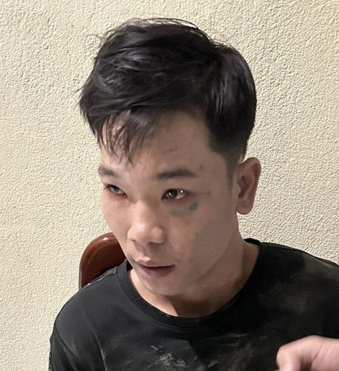 Phó trưởng công an phường ở Huế hy sinh: Xóm nhỏ tiếc thương người chiến sĩ công an tử tế- Ảnh 4. Nguyễn Tấn Sang bị khống chế sau khi gây án khiến đại úy Trần Duy Hùng hy sinh - Ảnh: CTV