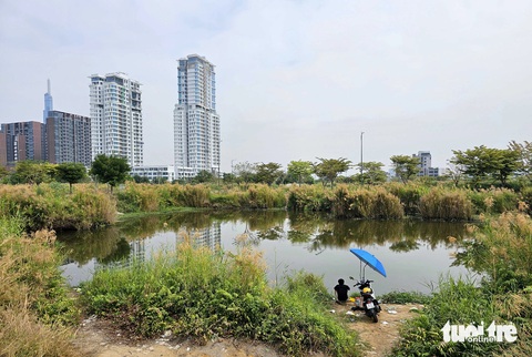 Hiện trạng các lô đất từng được trả ngàn tỉ, sắp đấu giá ở Thủ Thiêm- Ảnh 1. UBND TP.HCM sẽ đấu giá các lô đất tại Thủ Thiêm để tăng nguồn thu từ đất đai. Trong ảnh: một người dân câu cá ngày 13-1 trong lô đất 3-5 từng được đấu giá hơn 3.800 tỉ đồng tại Thủ Thiêm - Ảnh: NGỌC HIỂN