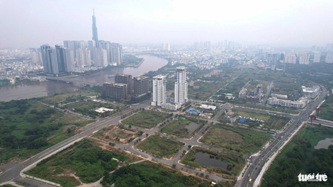 Hiện trạng các lô đất từng được trả ngàn tỉ, sắp đấu giá ở Thủ Thiêm- Ảnh 2. Các lô đất tại Thủ Thiêm dự kiến được tái đấu giá kể từ năm 2024. Trong 2022, có lô đất được đấu giá với mức giá lên đến 2,4 tỉ đồng/m², tương đương với hơn 30 lượng vàng thời điểm này. Ảnh chụp ngày 13-1 - Ảnh: NGỌC HIỂN