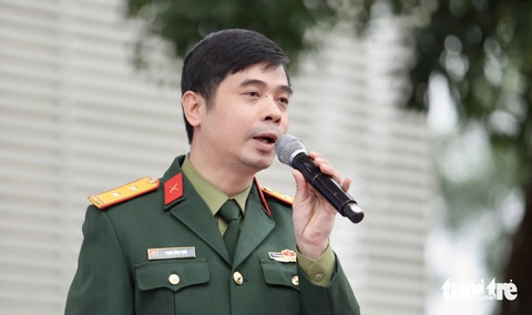 Các trường quân đội xét tuyển học bạ, kết quả thi đánh giá năng lực từ năm 2024- Ảnh 1. Trung tá Phạm Hồng Thái, phó trưởng phòng đào tạo Học viện Khoa học quân sự - Bộ Quốc phòng, chia sẻ tại ngày hội - Ảnh: NGUYỄN KHÁNH