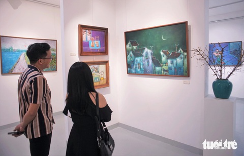 Son, Tiếng thì thầm của phố, và Một gánh nhẹ thênh trong trời nước- Ảnh 4. Lặng ngắm Tiếng thì thầm của phố tại triển lãm của họa sĩ Hoàng Đăng Khanh - Ảnh: H.VY