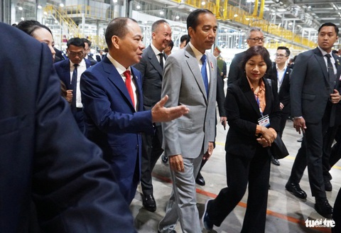 Tổng thống Indonesia ấn tượng với chất lượng của VinFast- Ảnh 2. Ông Phạm Nhật Vượng - chủ tịch Tập đoàn Vingroup kiêm tổng giám đốc VinFast toàn cầu - thông tin kế hoạch đầu tư sản xuất xe điện tại Indonesia - Ảnh: TIẾN THẮNG