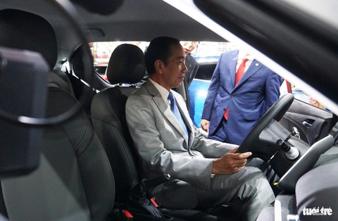 Tổng thống Indonesia ấn tượng với chất lượng của VinFast- Ảnh 4. Tổng thống Joko Widodo trực tiếp ngồi cảm nhận những chiếc xe điện do nhà máy VinFast sản xuất - Ảnh: TIẾN THẮNG