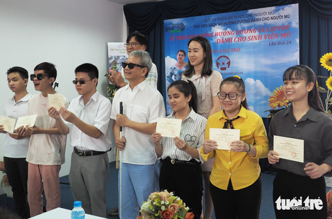 24 năm đồng hành với sinh viên mù của Quỹ học bổng Hướng Dương- Ảnh 3. Chứng chỉ Tin học cơ bản được Trường Đại học Khoa học Tự nhiên, ĐHQG-HCM kết hợp cùng Thư viện sách nói cho người mù tổ chức thi và cấp cho các sinh viên. Ảnh: DIỆU LINH