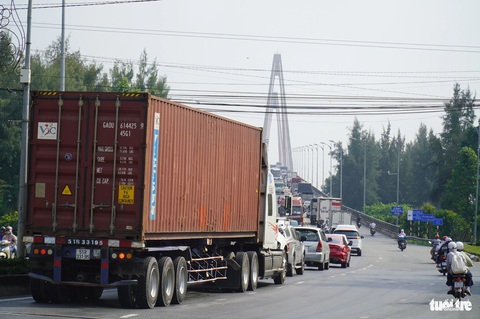 Xe chở hàng Tết tăng, cầu Rạch Miễu kẹt xe sáng đêm, các ngày trong tuần- Ảnh 2. Chiều 13-1, cầu Rạch Miễu tiếp tục kẹt xe, trong dòng xe xếp hàng lên cầu có rất nhiều xe tải nặng - Ảnh: MẬU TRƯỜNG