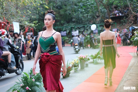 Người K’Ho xuống phố Đà Lạt diễn thời trang- Ảnh 2. Đa số người mẫu là người K'Ho, dân tộc bản địa Đà Lạt - Ảnh: M.V