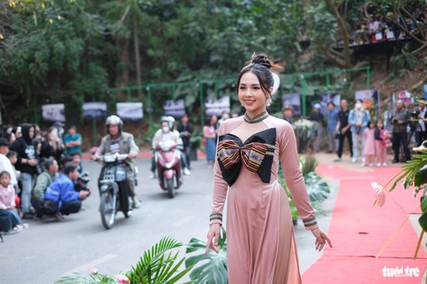 Người K’Ho xuống phố Đà Lạt diễn thời trang- Ảnh 4. Thổ cẩm người K'Ho được thiết kế thành chiếc nơ đính áo dài - Ảnh: M.V