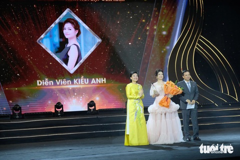Diễn viên Kiều Anh - Ảnh: ĐẬU DUNG Kiều Anh cho biết cô rất bất ngờ và hạnh phúc. Diễn viên cũng gửi lời cảm ơn tới đoàn phim cũng như khán giả đã ủng hộ mình trong thời gian qua - Ảnh: ĐẬU DUNG