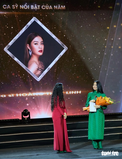 Ca sĩ Hoàng Thùy Linh được vinh danh ở hạng mục Nữ ca sĩ nổi bật của năm - Ảnh: ĐẬU DUNG Ca sĩ Hoàng Thùy Linh được vinh danh ở hạng mục Ca sĩ nổi bật của năm - Ảnh: ĐẬU DUNG