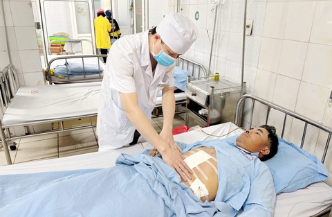 Nam bệnh nhân bị thủng tá tràng do nuốt tăm tre dài 5cm- Ảnh 1. Bệnh nhân N.T.T. đang được chăm sóc, điều trị sau phẫu thuật tại Bệnh viện Đa khoa tỉnh Thanh Hóa - Ảnh: bệnh viện cung cấp