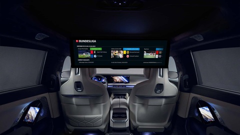 Mercedes-Benz muốn thêm màn hình lên táp lô, kín từ trái qua phải- Ảnh 2. Ngược lại với Mercedes-Benz, phía BMW tin rằng kỷ nguyên màn hình khổng lồ tại táp lô sắp kết thúc, thay vào đó là màn hình giải trí ở các khu vực khác như kính hay trần - Ảnh: BMW