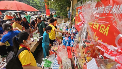 Dù khó khăn, vẫn có cách sắm Tết xôm tụ- Ảnh 1. Giỏ quà Tết và thực phẩm thiết yếu được một siêu thị chưng bán lưu động tại quận Bình Thạnh dịp cận Tết - Ảnh: N.TRÍ
