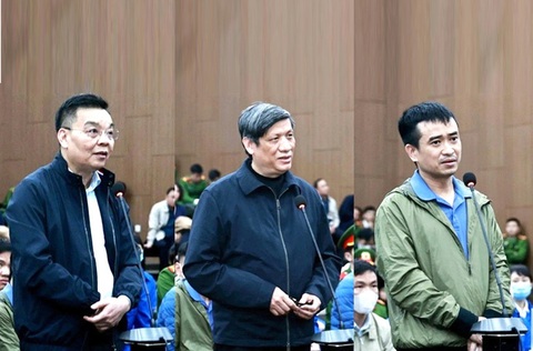 Những điều còn lại sau phiên tòa đại án Việt Á- Ảnh 1. Hai cựu bộ trưởng Chu Ngọc Anh, Nguyễn Thanh Long và tổng giám đốc Việt Á Phan Quốc Việt tại phiên tòa - Ảnh: GIANG LONG