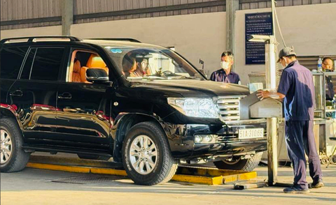 Ô tô có thay đổi nhưng vẫn đạt đăng kiểm trong những trường hợp nào?- Ảnh 1. Kiểm định độ sáng của đèn xe tại Trung tâm đăng kiểm xe cơ giới 50-04V (TP Thủ Đức, TP.HCM) - Ảnh: THU DUNG