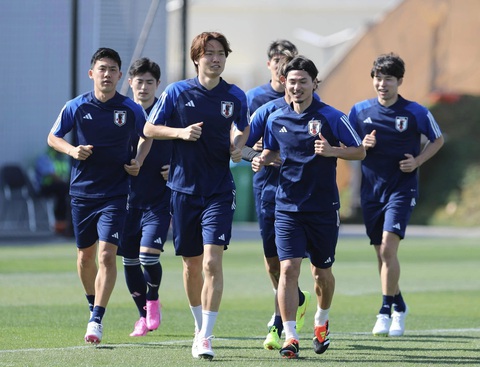 Đội tuyển Nhật Bản với dàn sao (hàng đầu, từ trái qua) Wataru Endo (Liverpool, Anh), Ko Itakura (Borussia Monchengladbach, Đức) và Takumi Minamino (AS Monaco, Pháp) - Ảnh: HOÀNG TUẤN Đội tuyển Nhật Bản với dàn sao (hàng đầu, từ trái qua) Wataru Endo (Liverpool, Anh), Ko Itakura (Borussia Monchengladbach, Đức) và Takumi Minamino (AS Monaco, Pháp) - Ảnh: HOÀNG TUẤN