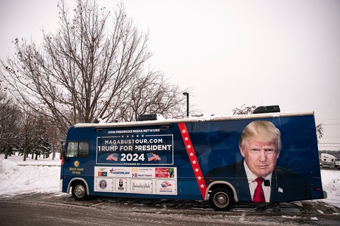 Chiếc xe bus kêu gọi ủng hộ ứng viên tổng thống Donald Trump tại bang Iowa ngày 11-1. Ông Trump đã phải hủy bỏ các sự kiện tranh cử tại đây do tình hình thời tiết cực đoan - Ảnh: CNN/GETTY IMAGES Chiếc xe buýt kêu gọi ủng hộ ứng viên tổng thống Donald Trump tại bang Iowa ngày 11-1. Ông Trump đã phải hủy bỏ các sự kiện tranh cử tại đây do tình hình thời tiết khắc nghiệt - Ảnh: CNN/GETTY IMAGES
