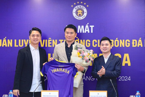 Ông Daiki Iwamasa (giữa) chính thức ra mắt trên cương vị HLV trưởng CLB Hà Nội - Ảnh: HNFC Ông Daiki Iwamasa (giữa) chính thức ra mắt trên cương vị HLV trưởng CLB Hà Nội - Ảnh: HNFC