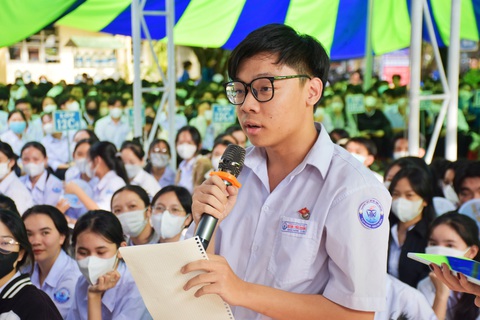 Bạn Khải Minh (học sinh lớp 12 Trường THPT Huỳnh Thúc Kháng) đặt câu hỏi tại buổi tư vấn - Ảnh: HOÀI BÃO Bạn Khải Minh (học sinh lớp 12 Trường THPT Huỳnh Thúc Kháng) đặt câu hỏi tại buổi tư vấn - Ảnh: TRẦN HOÀI BÃO