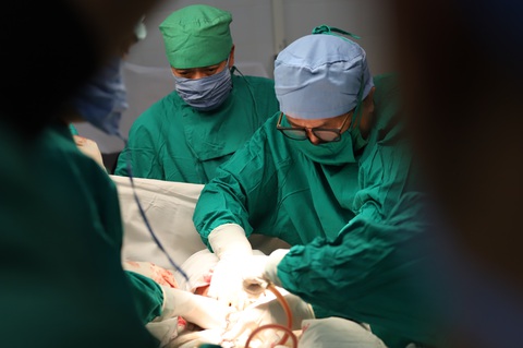 Tỉ lệ tử vong mẹ và trẻ khi sinh đều giảm mạnh- Ảnh 3. Bệnh viện Phụ sản Hải phòng và Bệnh viện Sản Nhi Lào Cai mổ đẻ cho một sản phụ tại huyện Bắc Hà - Ảnh: BỘ Y TẾ
