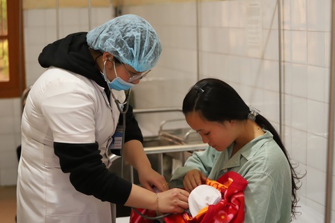 Tỉ lệ tử vong mẹ và trẻ khi sinh đều giảm mạnh- Ảnh 2. Bác sĩ khám bệnh miễn phí cho một em bé Bắc Hà - Ảnh: BỘ Y TẾ