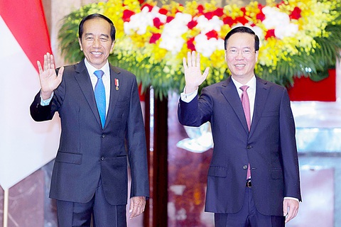 Tổng thống Indonesia Joko Widodo và Chủ tịch nước Võ Văn Thưởng vẫy tay chào báo chí trước khi hội đàm vào ngày 12-1 - Ảnh: NGUYỄN KHÁNH Tổng thống Indonesia Joko Widodo và Chủ tịch nước Võ Văn Thưởng vẫy tay chào báo chí trước khi hội đàm vào ngày 12-1 - Ảnh: NGUYỄN KHÁNH