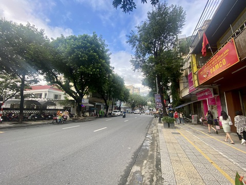 Đà Nẵng kẻ lại vạch cho người đi bộ trên vỉa hè như thế nào?- Ảnh 3. Việc kẻ vạch phân tách vỉa hè vừa đảm bảo việc đi lại cho người đi bộ vừa hài hòa với bài toán kinh tế vỉa hè ở các tuyến đường - Ảnh: TRƯỜNG TRUNG