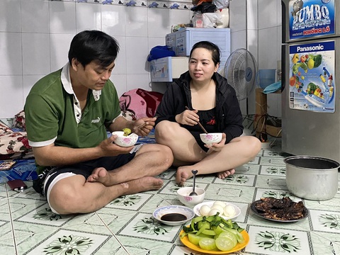 Vừa tiết kiệm, vừa chờ thưởng Tết- Ảnh 2. May mắn có việc làm, vợ chồng chị Bùi Thị Trang vẫn gói ghém hết mức để trả tiền trọ, gửi về quê cho con gái và chi tiêu trong những ngày Tết - Ảnh: DIỆU QUÍ