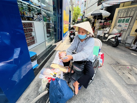 Cho con áo Tết đỡ phần tủi thân- Ảnh 1. Bà Phạm Thị Nhu vừa đi bán vé số vừa lượm nhặt ve chai nuôi con học xong đại học - Ảnh: YẾN TRINH
