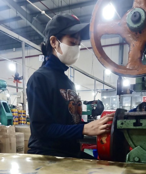 Cho con áo Tết đỡ phần tủi thân- Ảnh 3. Chị Thùy Linh cố gắng làm hết sức cho công việc thời vụ khó khăn lắm mới tìm được này, để có thêm chút tiền mua bộ đồ Tết cho hai đứa con gái nhỏ đang ở quê - Ảnh: NVCC