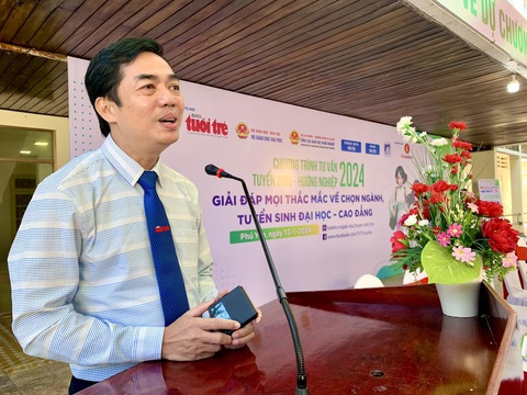 Năm 2024, đăng ký xét tuyển đại học ra sao để tăng thêm cơ hội trúng tuyển?- Ảnh 1. Nhà báo Nguyễn Khắc Cường, phó tổng biên tập báo Tuổi Trẻ, chia sẻ thông tin về Chương trình tư vấn tuyển sinh - hướng nghiệp năm 2024 - Ảnh: TRẦN HUỲNH